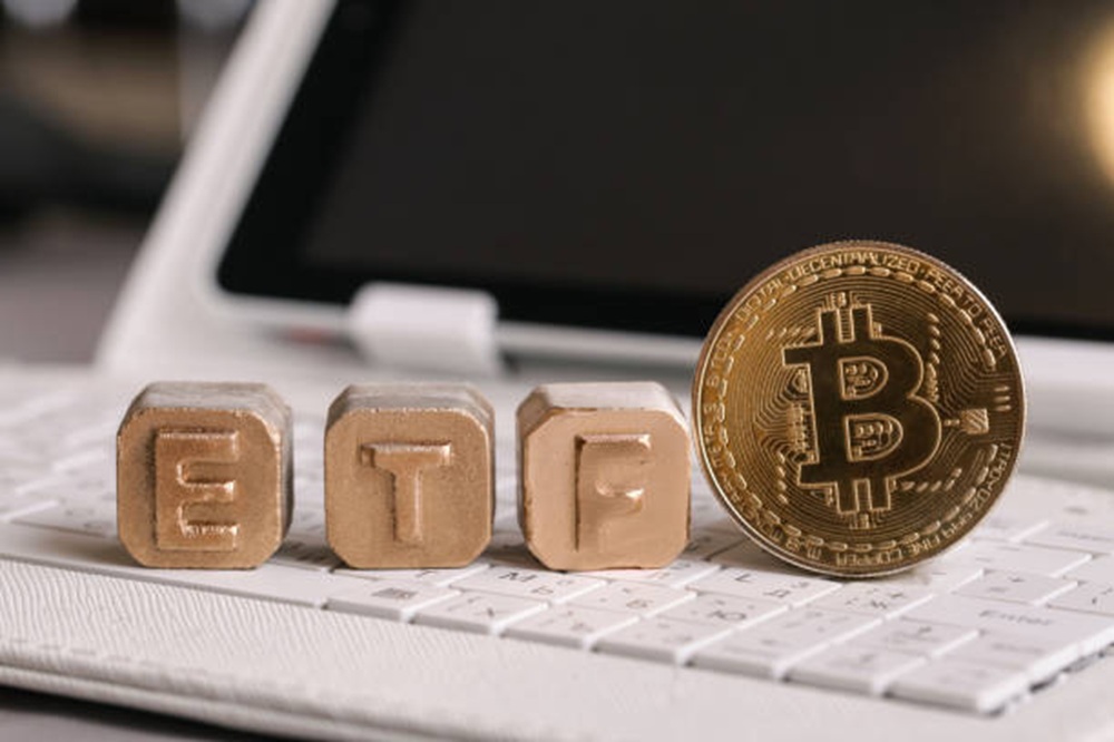 Bitcoin Spot ETFs Break 4-Week Positive Streak With $296M Outflow Bitcoin