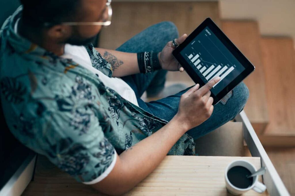Brokerage Account Basics: What Canadian Beginners Should Look For An investor uses a tablet